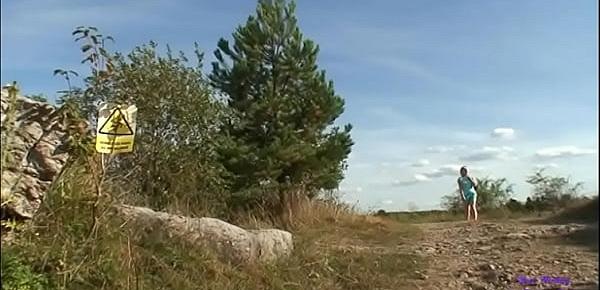  Con la scusa che quella è  una zona vietata, il vecchio guardiano si scopa la giovane biondina